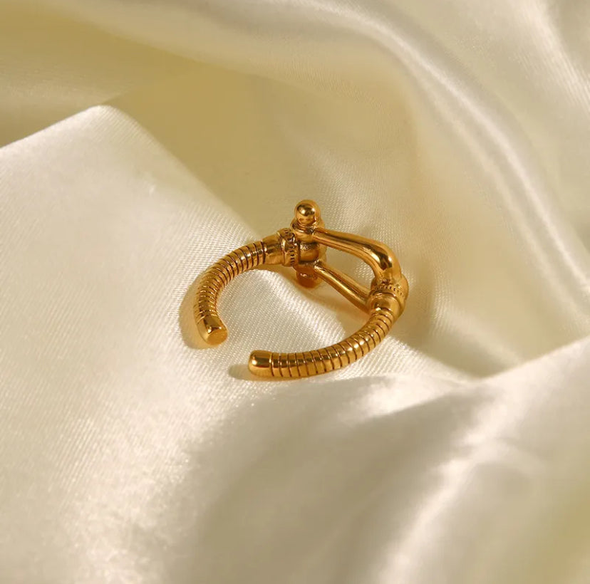 Chic 18k gold ring with abstract link design—modern and minimalist jewelry perfect for everyday wear